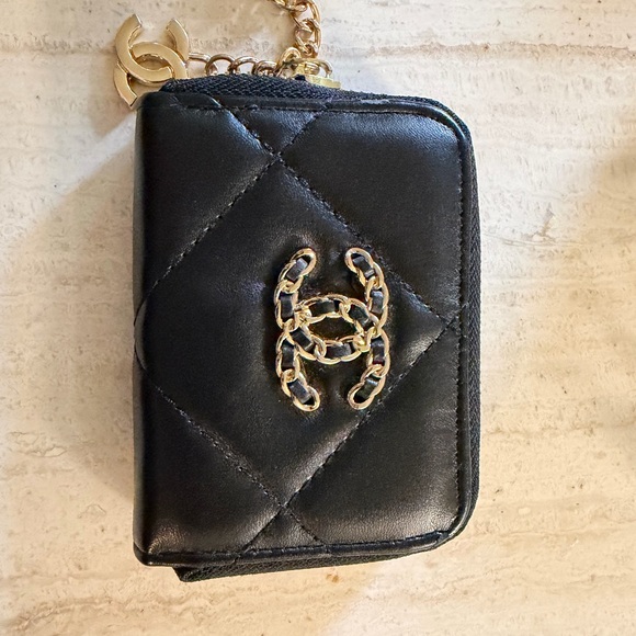CHANEL GWP Card Holder - Picture 3 of 10